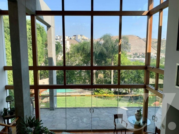 EXCLUSIVA RESIDENCIA EN VENTA EN CASUARINAS AMPLIO JARDIN PISCINA Y DEPARTAMENTO INDEPENDIENTE