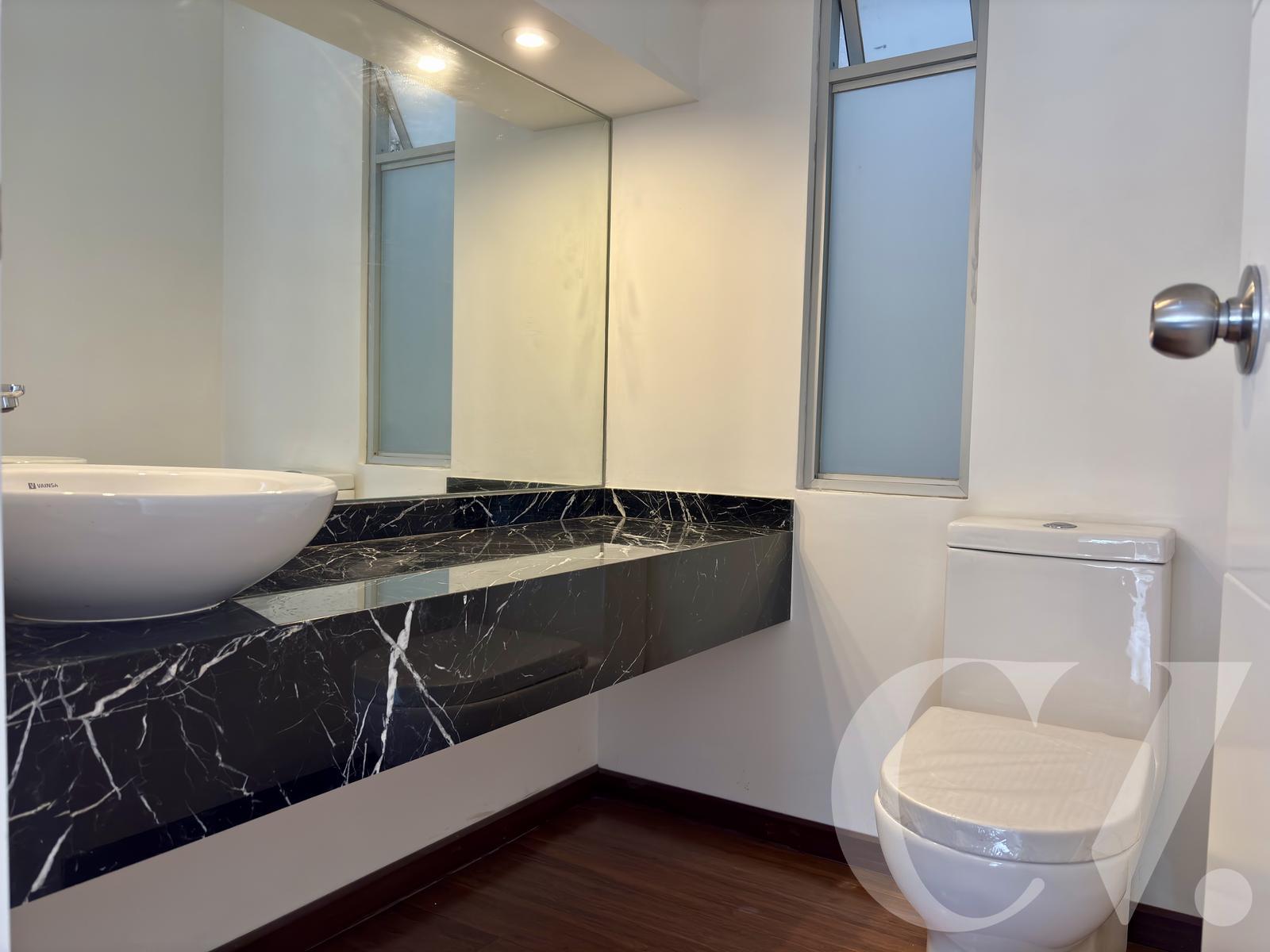 DUPLEX CON TERRAZA GRANDE, BBQ, Y VISTA A PARQUE