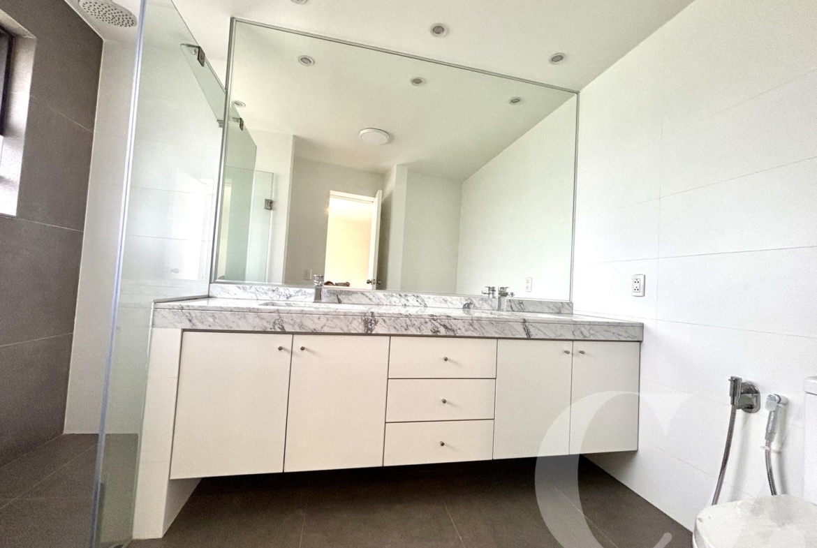 DUPLEX CON TERRAZA GRANDE, BBQ, Y VISTA A PARQUE
