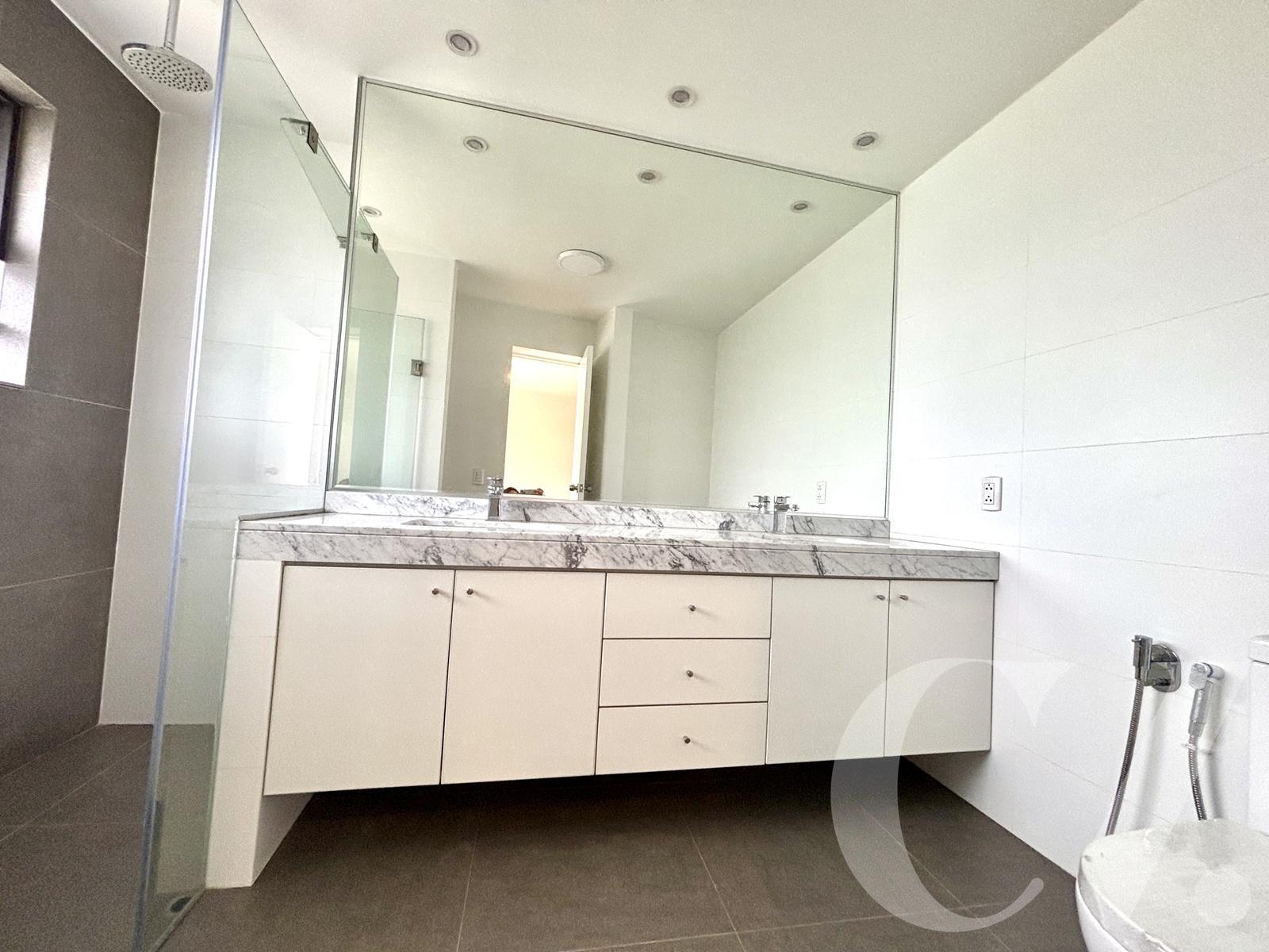 DUPLEX CON TERRAZA GRANDE, BBQ, Y VISTA A PARQUE