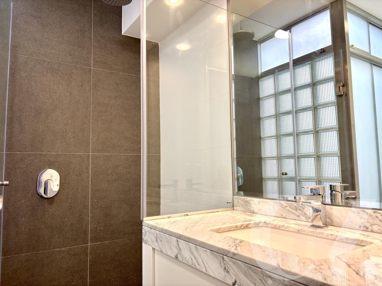 DUPLEX CON TERRAZA GRANDE, BBQ, Y VISTA A PARQUE