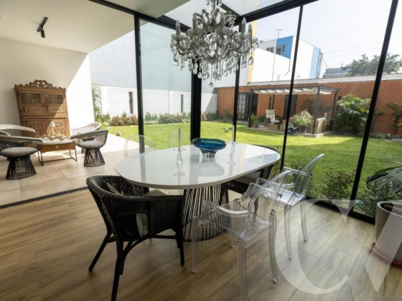 EXCLUSIVO DEPARTAMENTO CON ESPECTACULAR JARDÍN PRIVADO EN CHACARILLA SURCO